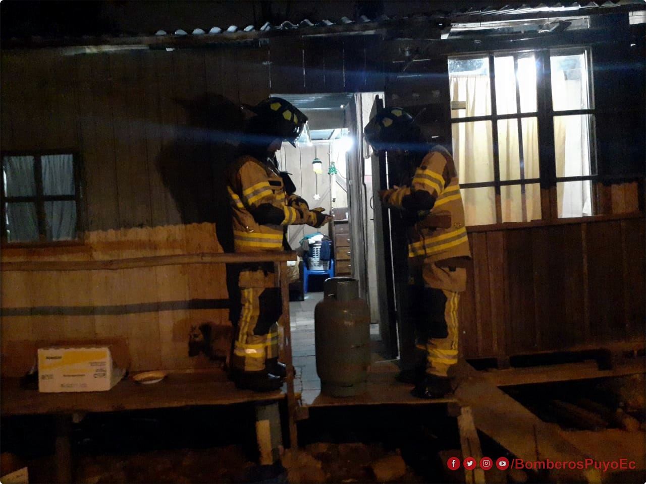Por llamado del #ECU911 la unidad B1 del Cuerpo de Bomberos Pastazae dirige al s...