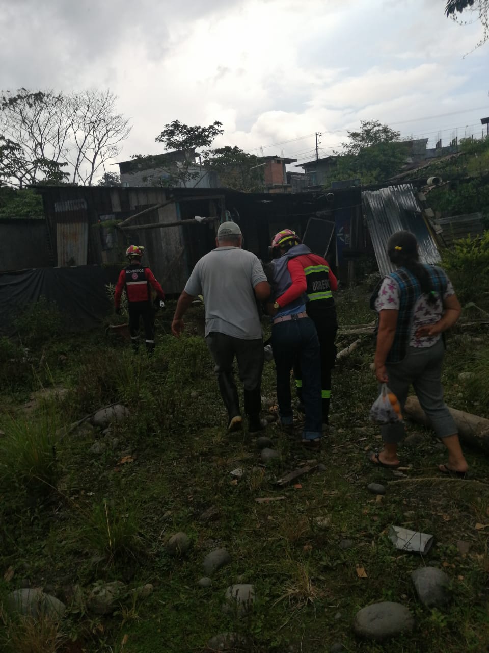 |#ECU911 | #EmergenciaMédica | Por llamado del Ecu 911, Bomberos Pastaza se diri...
