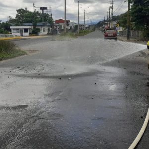 Por llamado de #ECU911 la unidad B2 asiste con dos efectivos a una limpieza de c...