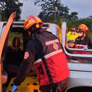 Por llamado del #ECU911 la unidad A4 asiste con tres efectivos a las calles 24 d...